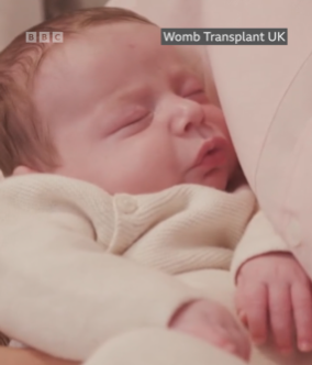 영국에서 최초로 뇌사자 자궁 기증을 통해 태어난 아이. [BBC]