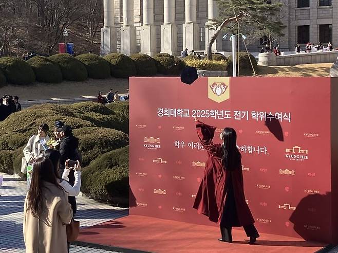 [서울=뉴시스] 김수빈 인턴기자 = 25일 오후 경희대 서울캠퍼스 전기 학위수여식에서 졸업생이 학사모를 던지며 사진을 찍고 있다. 2026.02.25. *재판매 및 DB 금지