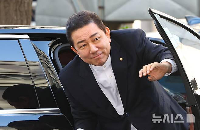 [서울=뉴시스] 황준선 기자 = 정치자금법 위반 등 각종 비위 의혹을 받는 김병기 무소속 의원이 26일 오전 서울 마포구 공공범죄수사대에서 열린 피의자 조사에 출석하고 있다. 2026.02.26. hwang@newsis.com