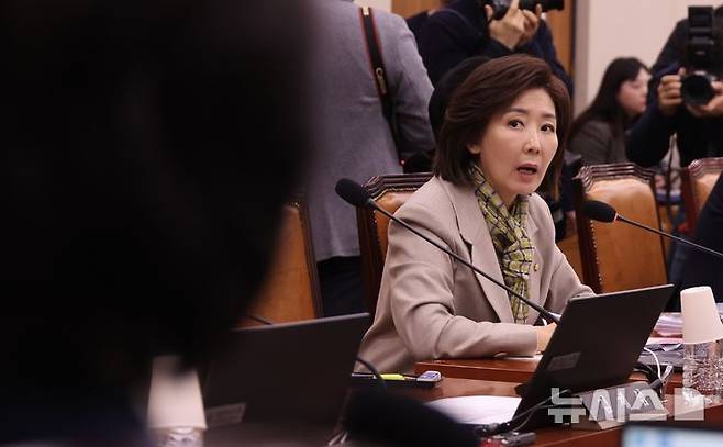 [서울=뉴시스] 조성봉 기자 = 나경원 국민의힘 의원이 24일 오전 서울 여의도 국회에서 열린 법제사법위원회 전체회의에서 의사진행 발언을 하고 있다. 2026.02.24. suncho21@newsis.com