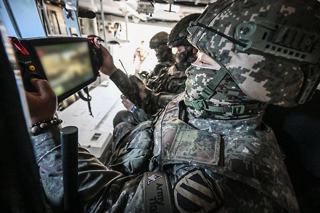 [양평=뉴시스] 운용인원이 폭발물탐지제거로봇을 원격으로 조종하고 있다. (사진=육군 제공) 2026.02.26. photo@newsis.com *재판매 및 DB 금지