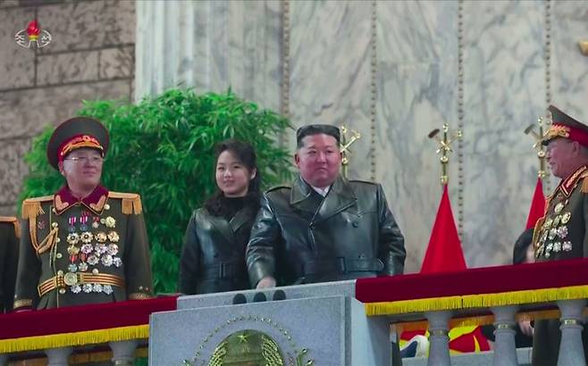 [서울=뉴시스] 김정은 북한 국무위원장과 딸 김주애가 지난 25일 평양 김일성광장에서 열린 노동당 제9차대회 기념 열병식에 참석했다고 북한 조선중앙TV가 26일 보도했다. (사진=조선중앙TV 캡처) 2026.02.26. photo@newsis.com *재판매 및 DB 금지