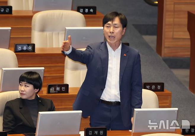 [서울=뉴시스] 조성봉 기자 = 한창민 사회민주당 대표가 26일 서울 여의도 국회에서 열린 제432회 국회(임시회) 제8차 본회의에서 국민의힘 의원들과 언쟁을 하고 있다. 2026.02.26. suncho21@newsis.com