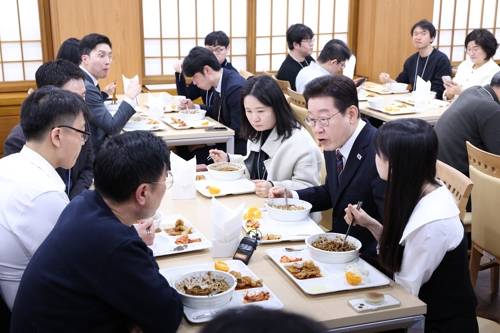 이재명 대통령, 출입 기자들과 구내식당 오찬 이재명 대통령, 출입 기자들과 구내식당 오찬     (서울=연합뉴스) 한상균 기자 = 이재명 대통령이 26일 청와대 춘추관 구내식당을 찾아 출입 기자들과 오찬을 하고 있다. 2026.2.26 [청와대통신사진기자단]     xyz@yna.co.kr (끝)   <저작권자(c) 연합뉴스, 무단 전재-재배포, AI 학습 및 활용 금지>