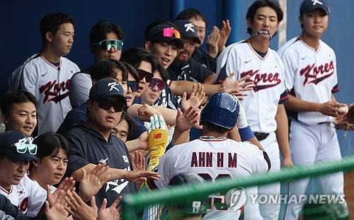 '홈런 봤지?' 삼성과의 연습경기에서 만루 홈런을 날린 안현민이 동료들과 하이파이브를 하고 있다.  (일본 가데나=연합뉴스)