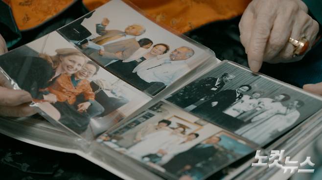 이용수 할머니(98)가 지난 12일 대구 자택에서 옛 사진첩을 꺼내 설명하는 모습. 박수연 기자