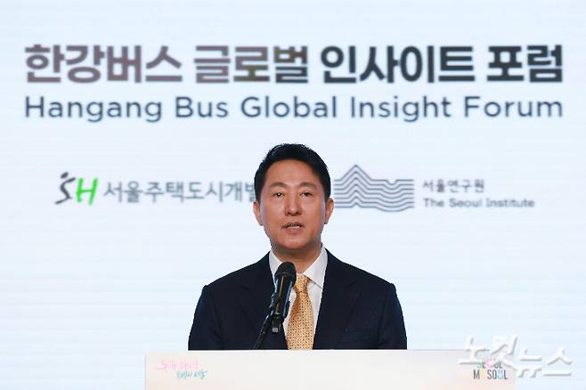 오세훈 서울시장이 24일 오전 서울 마포구 호텔나루 서울 엠갤러리에서 열린 한강버스 글로벌 인사이트 포럼에서 인사말을 하고 있다. 류영주 기자