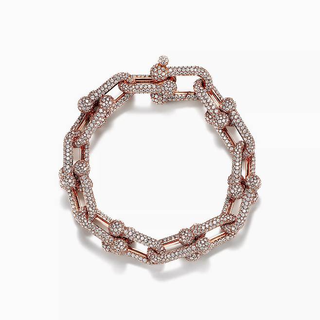 파베 다이아몬드가 세팅된 티파니 하드웨어 팔찌 라지 사이즈는 2억 9190만 원에서 3억 30만 원으로, 3억 원을 넘어섰다. 티파니 제공