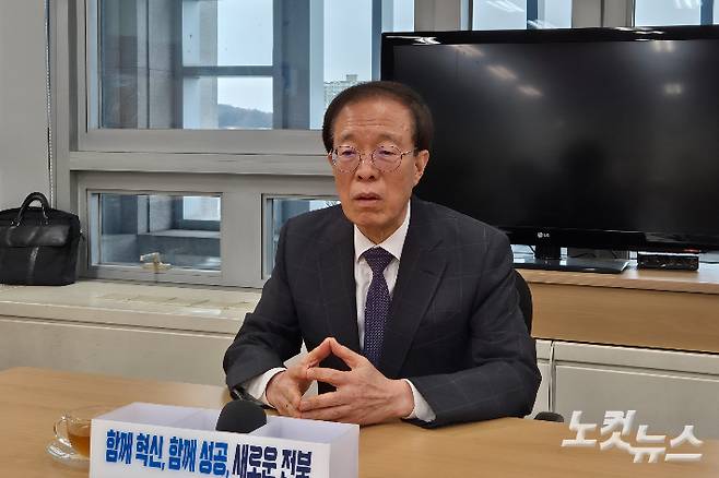 26일 오후 전북도청 기자실에서 대통령 직속 국민통합위원회 이석연 위원장이 질의응답을 가졌다. 송승민 기자