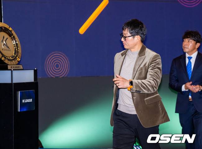 [OSEN=박준형 기자] 25일 서울 서대문구  스위스그랜드 호텔 컨벤션센터에서 하나은행 K리그 2026 개막 미디어데이(2부 K리그2)가 진행됐다.프로축구 K리그 29개 구단이 새 시즌 개막을 앞두고 저마다 당찬 출사표를 던졌다. 수원 삼성 이정효 감독이 입장하고 있다.  2026.02.25 / soul1014@osen.co.kr