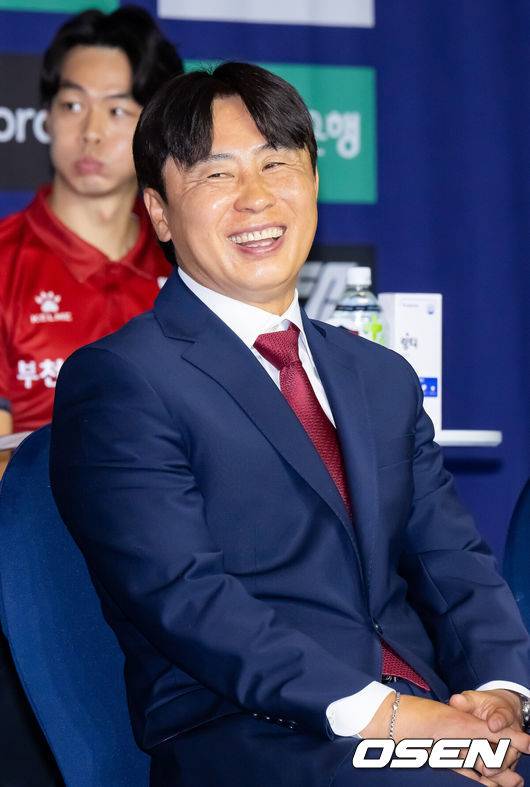 [OSEN=박준형 기자] 25일 서울 서대문구  스위스그랜드 호텔 컨벤션센터에서  하나은행 K리그 2026 개막 미디어데이가 진행됐다.프로축구 K리그 29개 구단이 새 시즌 개막을 앞두고 저마다 당찬 출사표를 던졌다. FC서울 김기동 감독이 미소 짓고 있다.  2026.02.25 / soul1014@osen.co.kr