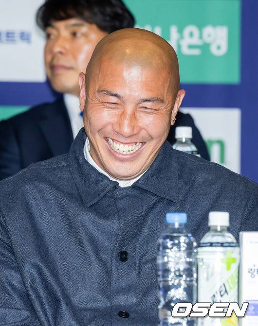 [OSEN=박준형 기자] 25일 서울 서대문구  스위스그랜드 호텔 컨벤션센터에서 하나은행 K리그 2026 개막 미디어데이(2부 K리그2)가 진행됐다.프로축구 K리그 29개 구단이 새 시즌 개막을 앞두고 저마다 당찬 출사표를 던졌다. 화성 차두리 감독이 미소 짓고 있다.   2026.02.25 / soul1014@osen.co.kr