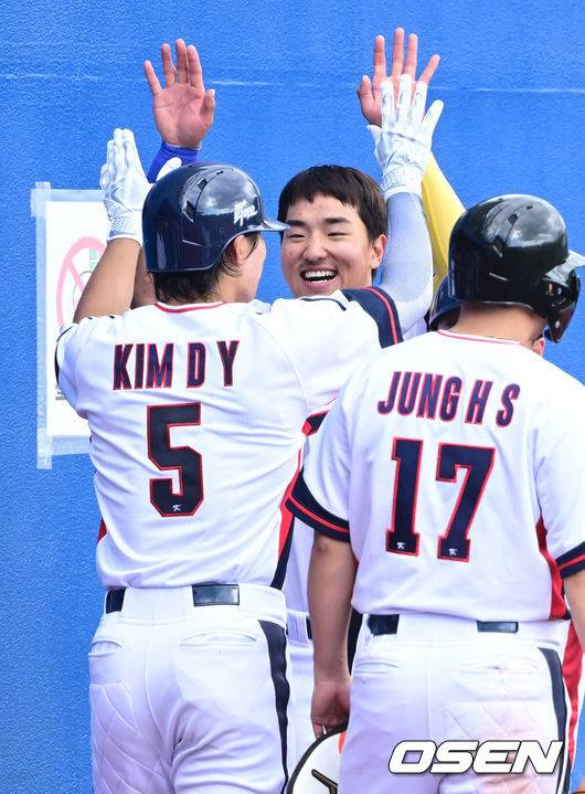 [OSEN=오키나와(일본), 최규한 기자] 2026 WBC(월드베이스볼클래식)를 준비하는 대한민국 야구 대표팀이 26일 일본 오키나와 가데나 야구장에서 프로야구 삼성 라이온즈와 연습경기를 펼쳤다. 야구 대표팀은 오키나와에서 국내 팀들과 6차례 연습경기를 치르며 전력을 끌어올릴 예정이다.5회말 1사 주자없는 상황 대표팀 김도영이 달아나는 솔로포를 날리고 홈을 밟은 뒤 만루홈런을 뽑아낸 안현민과 기뻐하고 있다. 2026.02.26 / dreamer@osen.co.kr