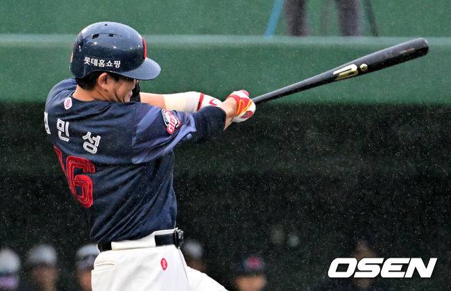 [OSEN=미야자키(일본), 지형준 기자] 26일 일본 미야자키 산마린 스타디움에서 두산 베어스와 롯데 자이언츠의 구춘대회 경기가 열렸다.이날 두산은 이영하, 롯데는 쿄아마가 선발로 나섰다.3회초 무사 만루에서 롯데 김민성이 역전 만루 홈런을 날리고 있다. 2026.02.26 /jpnews@osen.co.kr