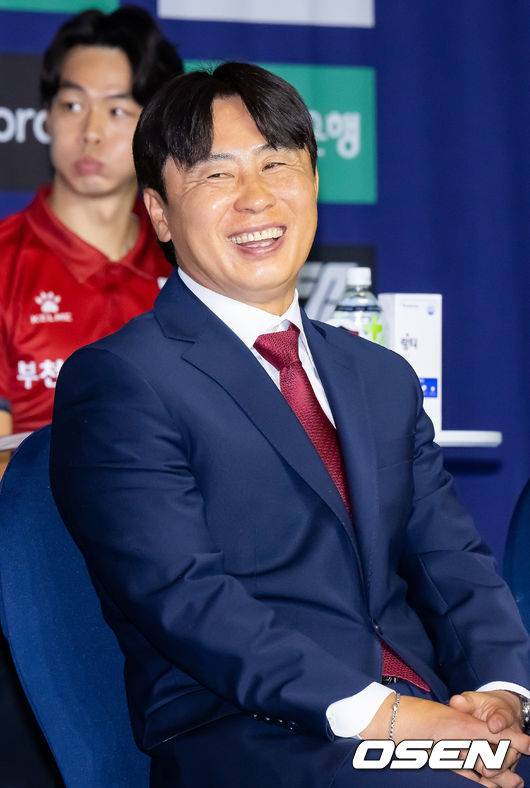 [OSEN=박준형 기자] 25일 서울 서대문구  스위스그랜드 호텔 컨벤션센터에서  하나은행 K리그 2026 개막 미디어데이가 진행됐다.프로축구 K리그 29개 구단이 새 시즌 개막을 앞두고 저마다 당찬 출사표를 던졌다. FC서울 김기동 감독이 미소 짓고 있다.  2026.02.25 / soul1014@osen.co.kr