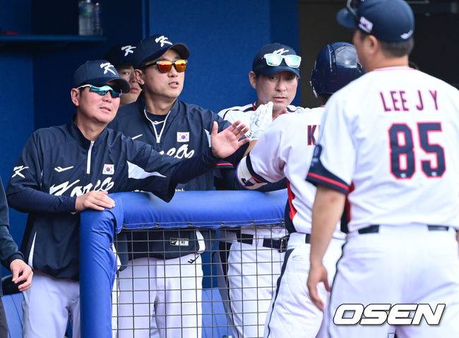 [OSEN=오키나와(일본), 최규한 기자] 2026 WBC(월드베이스볼클래식)를 준비하는 대한민국 야구 대표팀이 26일 일본 오키나와 가데나 야구장에서 프로야구 삼성 라이온즈와 연습경기를 펼쳤다. 야구 대표팀은 오키나와에서 국내 팀들과 6차례 연습경기를 치르며 전력을 끌어올릴 예정이다.5회말 1사 주자없는 상황 대표팀 김도영이 달아나는 솔로포를 날리고 홈을 밟은 뒤 류지현 감독과 인사를 나누고 있다. 2026.02.26 / dreamer@osen.co.kr