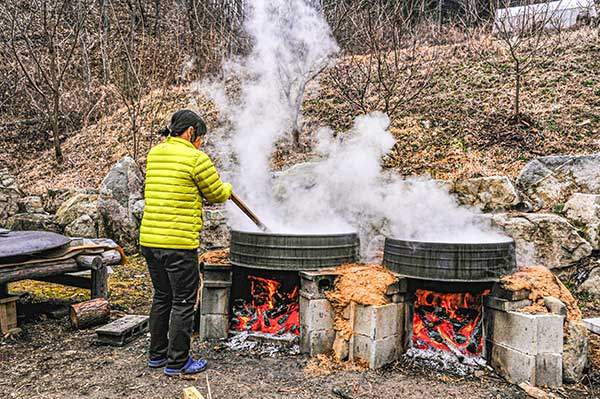 10년 전, 저 가마솥 두 개를 남편이 지게로 져 날랐다. 그때는 그것도 즐거운 놀이였다.