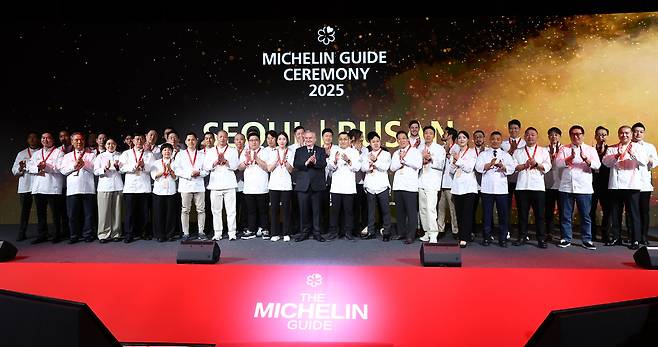 지난해 2월26일 서울 중구 웨스틴조선호텔에서 열린 ‘미쉐린 가이드 서울 & 부산 2025년’ 셀렉션 공개 행사에서 미쉐린 스타를 획득한 셰프들이 기념촬영을 하고 있다. 뉴시스