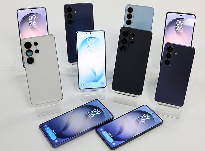 26일 서울 중구 태평로빌딩에서 열린 ‘삼성 갤럭시 언팩 2026’ 행사에 갤럭시 S26, S26플러스, S26울트라 모델이 전시되어 있다. 연합뉴스