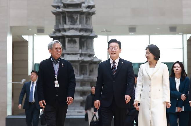 이재명 대통령과 김혜경 여사가 유홍준 국립중앙박물관장의 안내를 받으며 26일 서울 용산구 국립중앙박물관에서 '우리들의 이순신' 특별전을 관람을 위해 이동하고 있다.