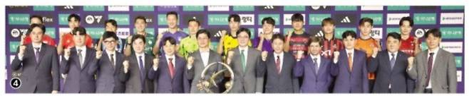 K리그1 12개 구단 감독과 대표선수들④이 행사를 마친 직후 단체 사진을 찍으며 선전을 다짐하고 있다. 뉴시스