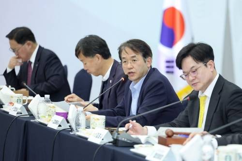 “생색은 경기도가” - 이동환 경기도 고양시장이 25일 열린 경기도시장군수회의에서 “광역 사무에 따른 재정 부담을 일선 시군에 떠넘기지 말라”며 경기도에 강력히 촉구했다.