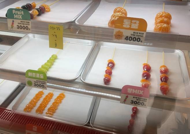 탕후루는 한때 전국적으로 인기를 끌었지만 비교적 짧은 기간에 열기가 식은 대표적인 디저트 유행 사례로 꼽힌다. 연합뉴스