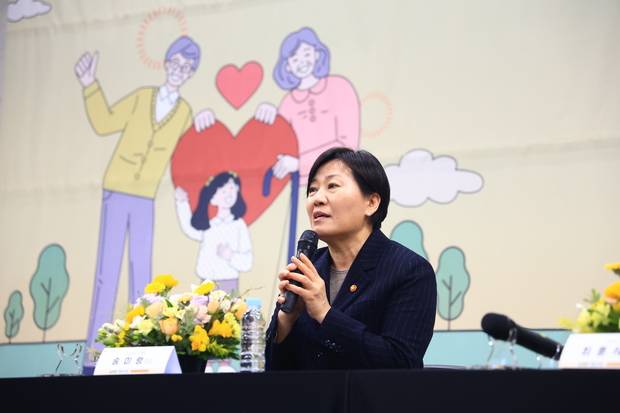 송미령 농림축산식품부 장관이 26일 전북 장수 군청에서 진행된 농어촌 기본소득 1호 수령 전달식에서 발언을 하고 있다. 사진 제공=농림축산식품부