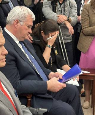 2025년 2월 28일(현지 시간) 미국 워싱턴 백악관에서 열린 미국·우크라이나 회담이 파국을 맞자 동석했던 옥사나 마르카로바 주미국 우크라이나 대사(사진 오른쪽)가 이마에 손을 대고 괴로워하고 있다. X 캡처