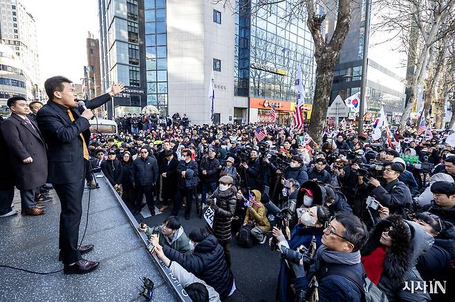 극우 성향 전 한국사 강사 전한길 씨가 2월19일 윤석열의 내란우두머리 사건 1심 선고를 앞두고 집회에서 발언하고 있다. ⓒ시사IN 박미소