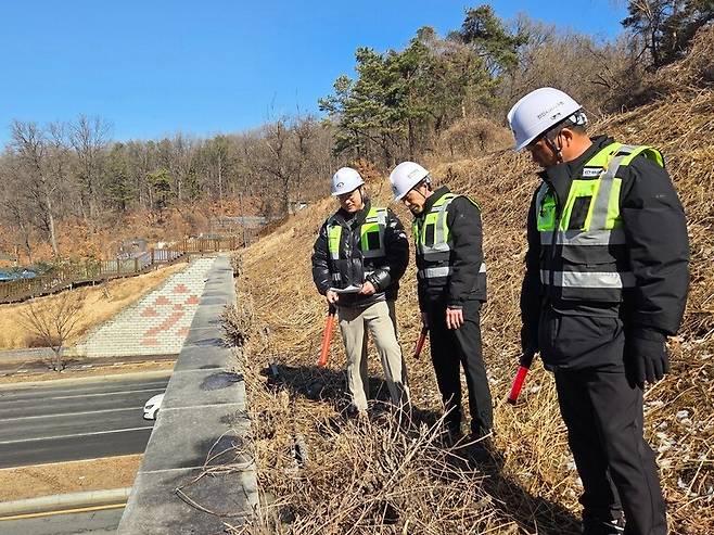 천안시 공무원들이 26일 지역 주요 사업현장에 방문해 안전점검을 실시하고 있다. ⓒ천안시 제공
