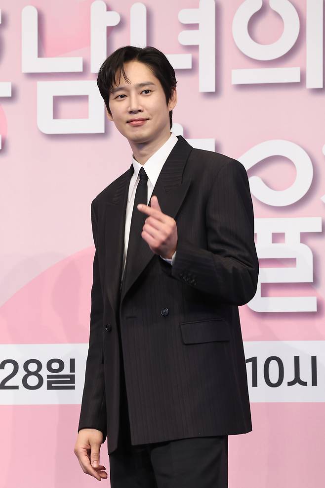 배우 박성훈이 26일 서울 구로구 더링크호텔에서 열린 JTBC 드라마‘미혼남녀의 효율적 만남’제작발표회에서 포즈를 취하고 있다. 연합뉴스