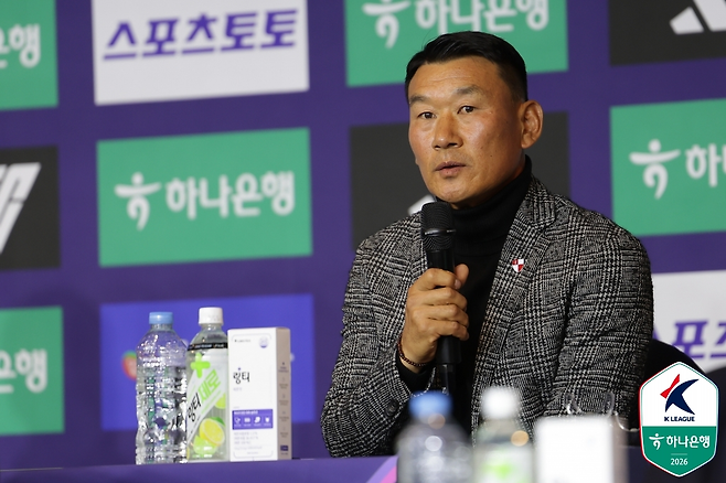 부산 아이파크 조성환 감독이 25일 K리그2 개막 미디어데이에서 출사표를 밝히고 있다. 프로축구연맹 제공