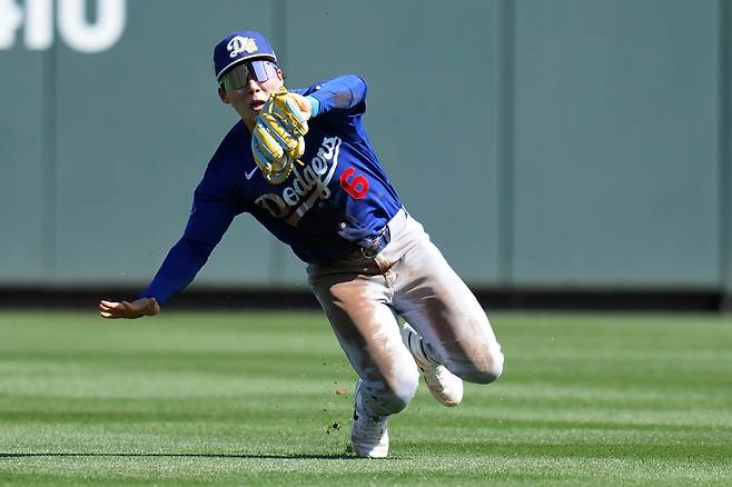 LA 다저스 김혜성이 26일 시범경기 애리조나전에서 1회말 수비때 안타성 타구를 달려나오며 잡아내고 있다. AP연합뉴스