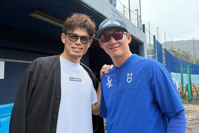 손주인 코치(오른쪽)과 함께 사진을 촬영한 이마에. /사진=이마에 SNS