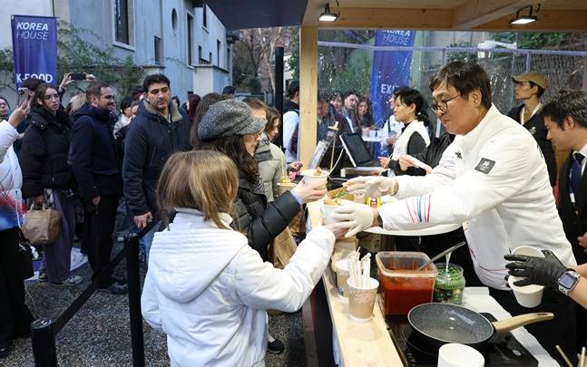 최휘영(오른쪽) 문화관광체육부 장관이 지난 2월 7일 '코리아하우스'에서 길거리 음식을 판매하고 있다. /사진=문체부