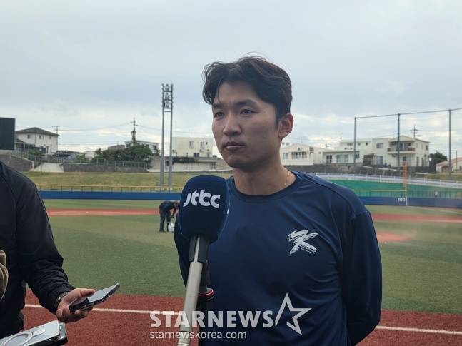 대표팀 박해민이 24일 일본 오키나와현 카데나에 위치한 카데나 야구장에서 열린 2026 월드베이스볼클래식(WBC) 대비 연습경기를 마치고 공식 인터뷰에 나섰다.  /사진=김동윤 기자