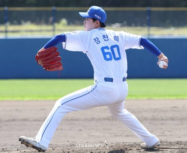 삼성 라이온즈가 22일 일본 오키나와 온나손 아카마 볼파크에서 스프링 캠프를 진행했다. 장찬희가 피칭 훈련을 하고 있다. /사진=김진경 대기자