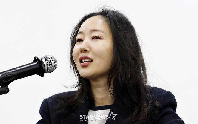 [서울=뉴시스] 김혜진 기자 = 민희진 오케이 레코즈 대표가 25일 서울 종로구 교원 챌린지홀에서 열린 1심 소송 결과와 향후 계획 등 발표를 위한 기자회견에서 발언하고 있다. 2026.02.25. jini@newsis.com /사진=김혜진