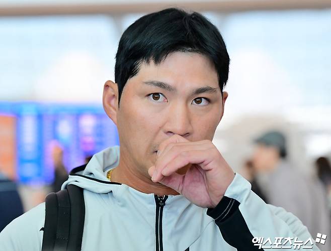 LG트윈스가 2차 스프링캠프를 위해 25일 오전 인천국제공항을 통해 일본 오키나와로 출국했다.  출국 전 인터뷰하는 LG 오지환. 인천공항, 김한준 기자