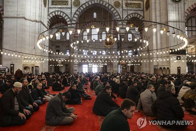 튀르키예의 무슬림 (이스탄불 EPA=연합뉴스) 지난 20일(현지시간) 튀르키예 이스탄불의 쉴레이마니예 모스크에서 이슬람 신자들이 예배 중이다. 2026.2.26 photo@yna.co.kr