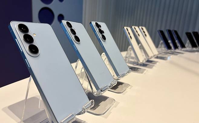 '3세대 AI 스마트폰' 갤럭시S26 시리즈 공개 (샌프란시스코=연합뉴스) 권영전 기자 = 삼성전자가 미국 샌프란시스코에서 25일(현지시간) 공개한 스마트폰 갤럭시S26 시리즈가 제품 발표회장에 전시돼 있다. 2026.2.26 comma@yna.co.kr