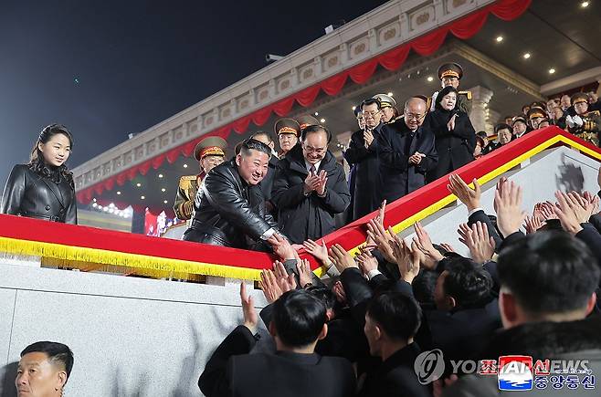 북한, 당 대회기념 열병식 (평양 조선중앙통신=연합뉴스) 북한 노동당 제9차대회기념 열병식이 지난 25일 밤 평양 김일성광장에서 열렸다고 조선중앙통신이 26일 보도했다. 2026.2.26 
    [국내에서만 사용가능. 재배포 금지. For Use Only in the Republic of Korea. No Redistribution] nkphoto@yna.co.kr