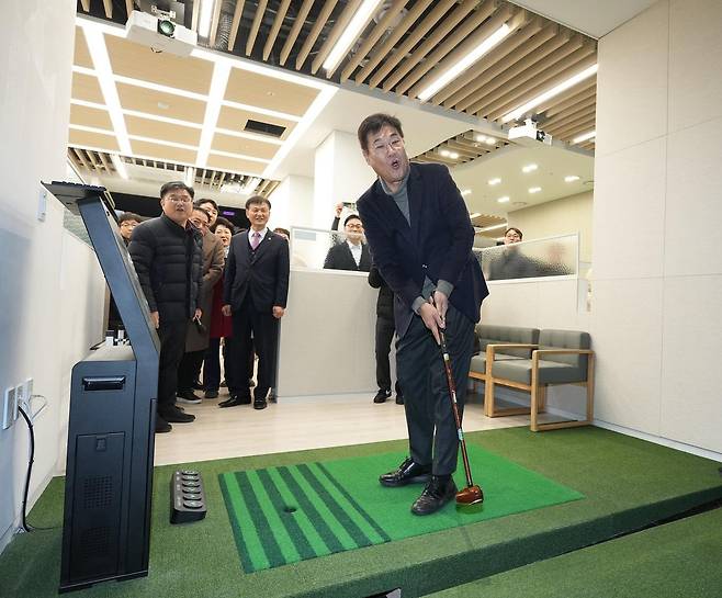 작년 12월 옥인스포츠센터 내 스크린파크골프장을 찾은 정문헌 구청장 [종로구 제공. 재판매 및 DB 금지]