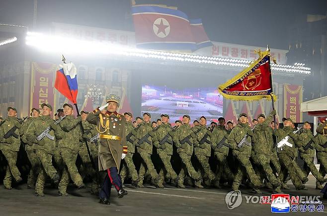 북한, 당 대회기념 열병식 (평양 조선중앙통신=연합뉴스) 북한 노동당 제9차대회기념 열병식이 지난 25일 밤 평양 김일성광장에서 열렸다고 조선중앙통신이 26일 보도했다. 2026.2.26 
    [국내에서만 사용가능. 재배포 금지. For Use Only in the Republic of Korea. No Redistribution] nkphoto@yna.co.kr