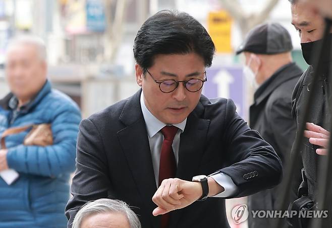 김종혁 전 최고위원 가처분 심문 출석 (서울=연합뉴스) 신현우 기자 = 국민의힘 김종혁 전 최고위원이 26일 서울 양천구 서울남부지방법원에서 열린 당 중앙윤리위원회의 탈당 권유 처분 효력 정지 가처분 신청 사건 심문 기일에 출석하고 있다. 2026.2.26 nowwego@yna.co.kr