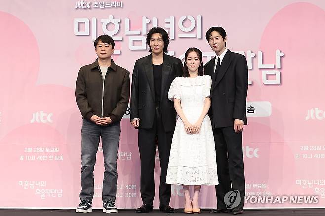 드라마 '미혼남녀의 효율적 만남' 제작발표회 (서울=연합뉴스) 강민지 기자 = 26일 서울 구로구 더링크호텔에서 열린 JTBC 드라마 '미혼남녀의 효율적 만남' 제작발표회에서 감독과 배우들이 포즈를 취하고 있다. 왼쪽부터 이재훈 감독, 이기택, 한지민, 박성훈. 2026.2.26 mjkang@yna.co.kr