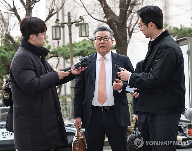 '서해피격 기밀누설' 유병호 감사위원 경찰 출석 (서울=연합뉴스) 김인철 기자 = 감사원의 '서해 피격' 감사 발표 과정에서 군 기밀이 유출된 의혹과 관련해 유병호 감사위원이 26일 마포구 서울경찰청 공공범죄수사대에 피의자 신분으로 출석하며 취재진 질문에 답하고 있다. 2026.2.26 yatoya@yna.co.kr
