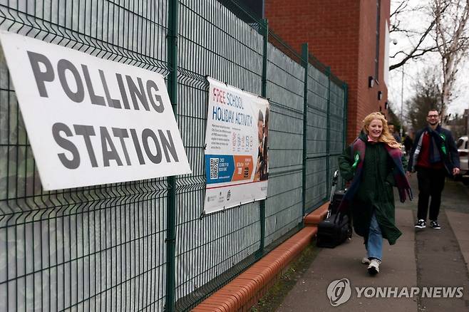 투표하러 가는 녹색당 후보 스펜서 [로이터 연합뉴스 자료사진. 재판매 및 DB 금지]