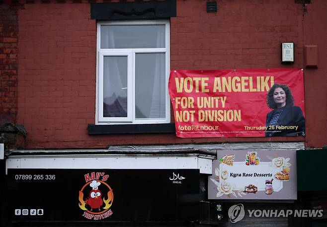 스토기아 후보의 현수막이 걸린 건물 [로이터 연합뉴스 자료사진. 재판매 및 DB 금지]